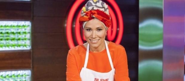 Silene, aspirante a 'MasterChef 5', posa mientras elabora su plato ... - formulatv.com Silene, aspirante a 'MasterChef 5', posa mientras elabora su plato ... - formulatv.com