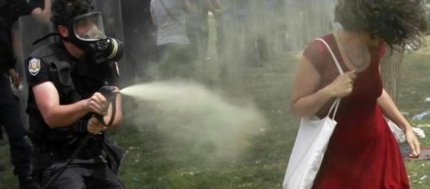 Una delle immagini simbolo delle rivolte di Gezi Park del 2013 - wordpress.com Una delle immagini simbolo delle rivolte di Gezi Park del 2013 - wordpress.com