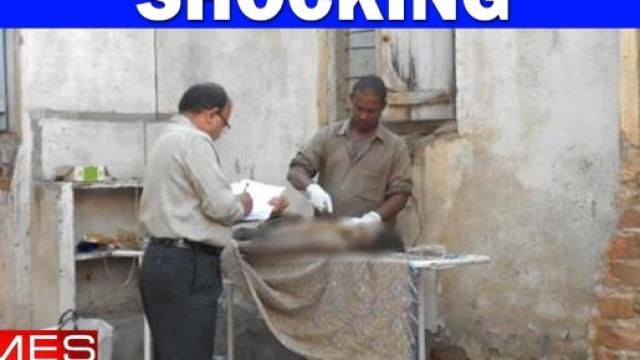 Autopsia all'aperto esotto lo sguardo di tutti perch&eacute; l'obitorio &egrave; occupato da una mucca: accade in India.