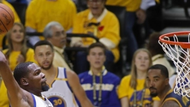 Durant domina gara 1, qui in azione in una delle sue numerose schiacciate.