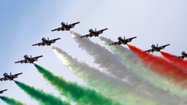 Foto delle Frecce Tricolori che solcano il cielo, lasciandosi alle spalle il vaporoso tricolore.