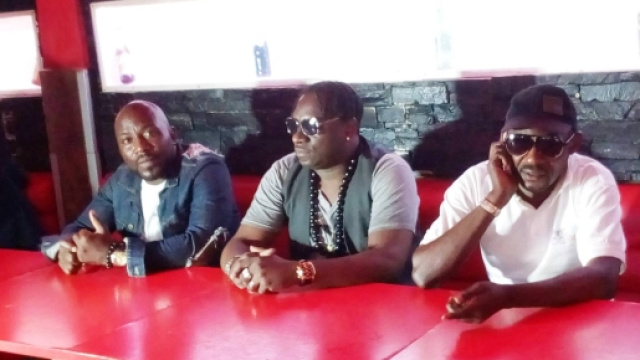 L'artiste camerounais Samy Diko en présence de Serge Tamba promoteur culturel