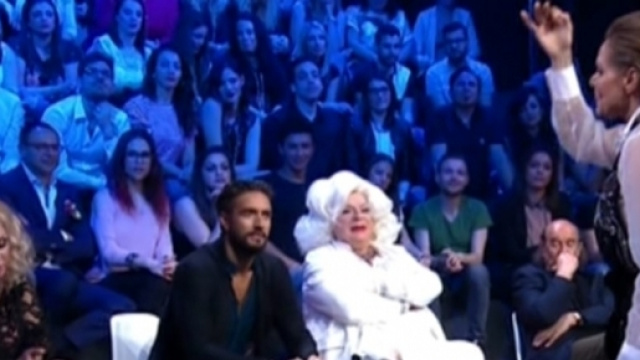 Selfie, Simona Ventura zittisce Tina