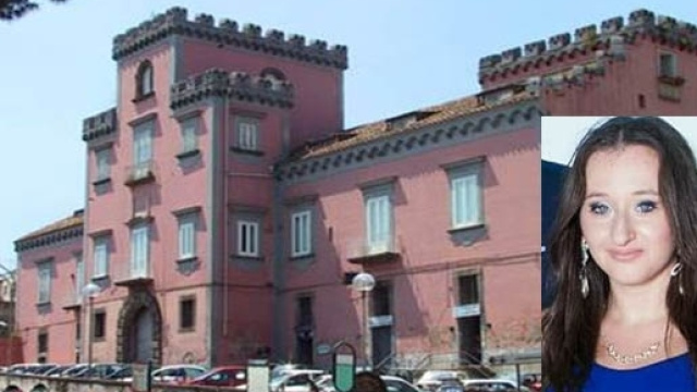 Sullo sfondo, il Castello Baronale, simbolo di Sant'Antimo. Nel riquadro, Rosa Di Domenico