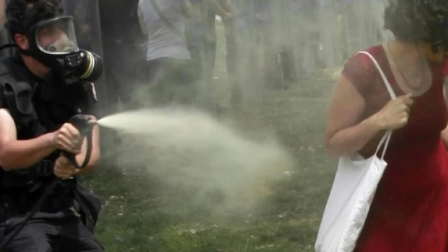 Una delle immagini simbolo delle rivolte di Gezi Park del 2013 - wordpress.com