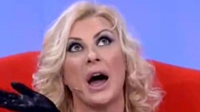 Tina infuriata esce dallo studio di Selfie