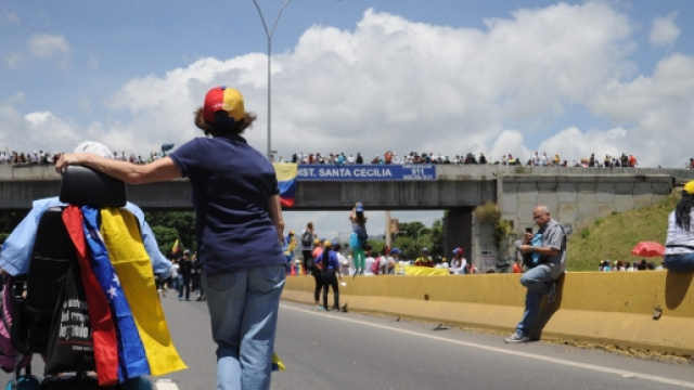 Venezuela, manifestanti in autostrada (Fotoreport di Dayana Duarte)