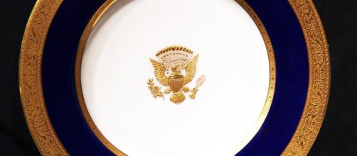 1915 White House dinner plate. / Image by Tim Evanson via Flickr:https://flic.kr/p/c2yQJ3 | CC BY-SA 2.0