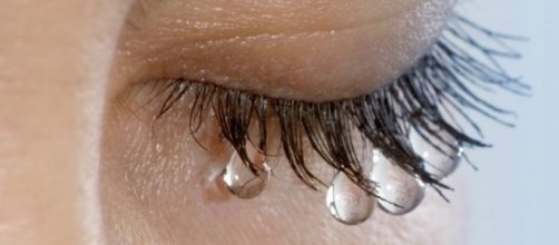 Ao contrário do que muitos pensam, essas gotículas de lágrimas não surgem dos olhos, mas sim, através de outro tipo de mecanismo do corpo humano