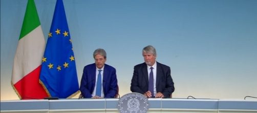 Il premier Gentiloni e il ministro Poletti in un momento della conferenza stampa di ieri