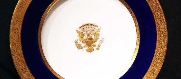 1915 White House dinner plate. / Image by Tim Evanson via Flickr:https://flic.kr/p/c2yQJ3 | CC BY-SA 2.0 1915 White House dinner plate. / Image by Tim Evanson via Flickr:https://flic.kr/p/c2yQJ3 | CC BY-SA 2.0