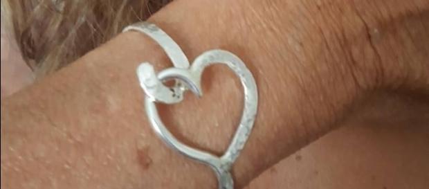 Il bracciale regalato da Marco Firpo a Gemma Galgani Il bracciale regalato da Marco Firpo a Gemma Galgani
