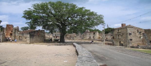 Le 11 juin 2004, la rue principale d'Oradour-sur-Glane, à côté de l'église incendiée Le 11 juin 2004, la rue principale d'Oradour-sur-Glane, à côté de l'église incendiée