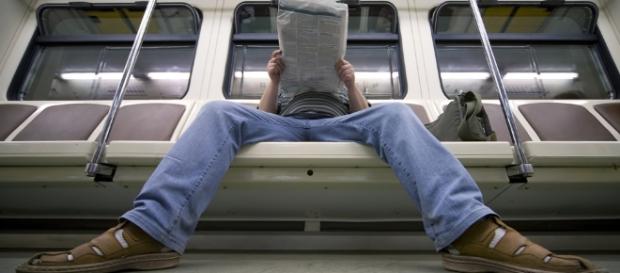 Manspreading mala educación o machismo Manspreading mala educación o machismo