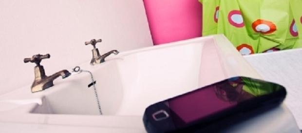 Não leve o celular para o banheiro durante o banho Não leve o celular para o banheiro durante o banho