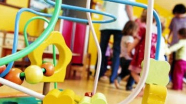 La festa di chiusura dell'anno in un asilo nido di Bologna si è tramutata in un incubo a causa di un padre ubriaco.