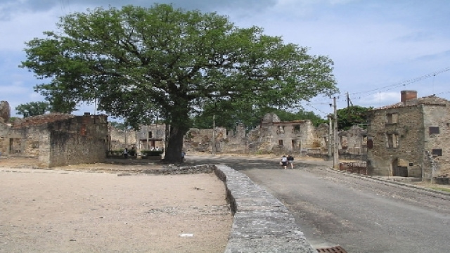 Le 11 juin 2004, la rue principale d'Oradour-sur-Glane, à côté de l'église incendiée