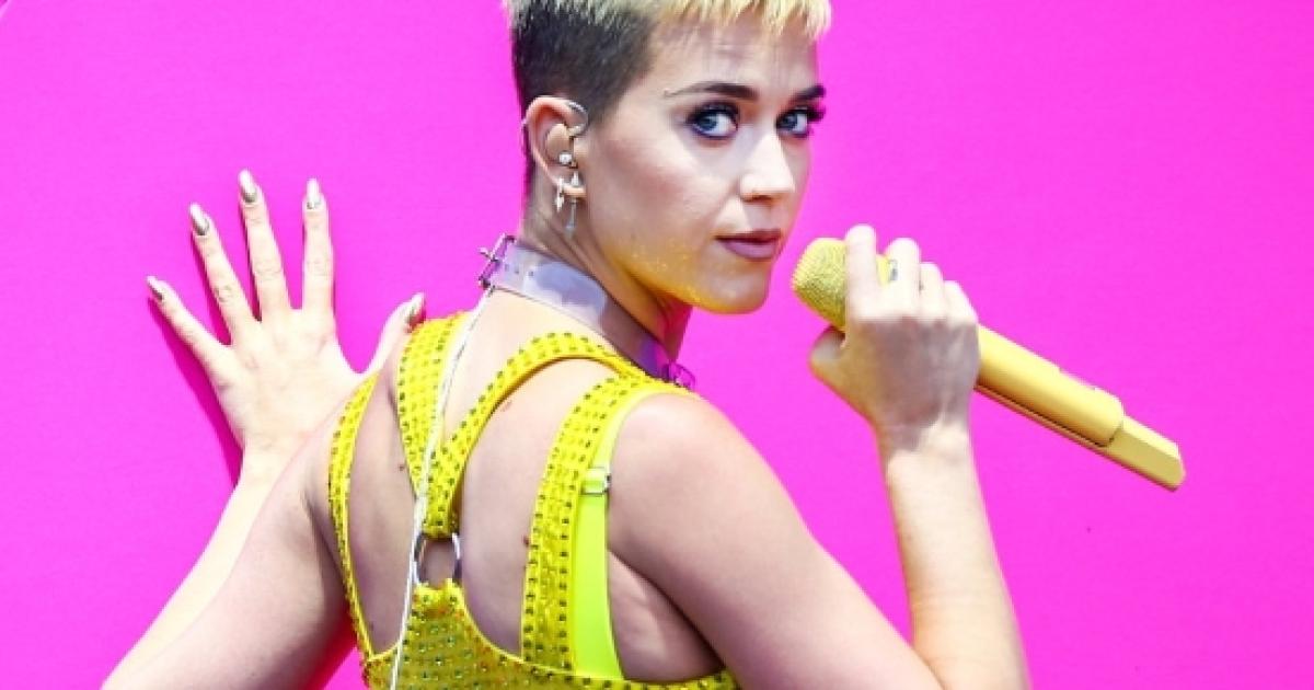 Katy Perry Rips Hole In Her Crotch On Stage Exposing Underwear Covered Hooha