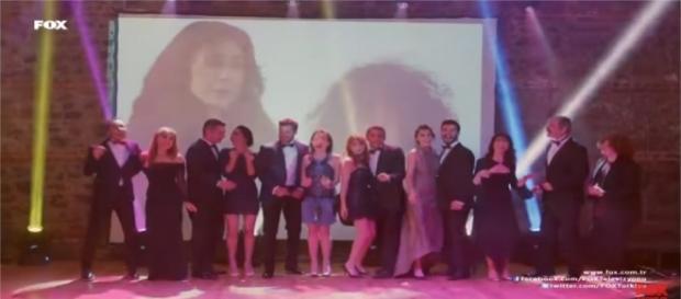 La sigla iniziale Kiraz Mevsimi cantata dagli attori della soap opera La sigla iniziale Kiraz Mevsimi cantata dagli attori della soap opera