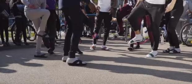 Le clip "Claquettes chaussettes" de Alrima Le clip "Claquettes chaussettes" de Alrima