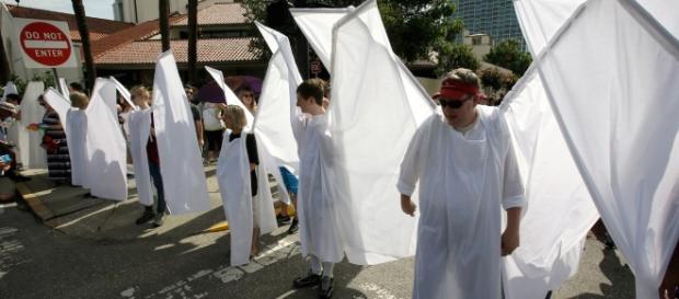 Pessoas em protesto em Orlando, na Flórida Pessoas em protesto em Orlando, na Flórida