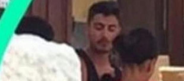 Riccardo Gismondi con due tentatrici durante le registrazioni di Temptation Riccardo Gismondi con due tentatrici durante le registrazioni di Temptation