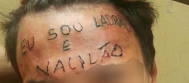 Tatuagem feita como forma de punição Tatuagem feita como forma de punição