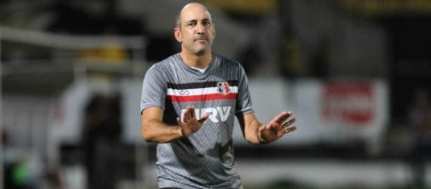 Treinador do Santa, Vinícius Eutrópio, foi mais um a cair na Série B Treinador do Santa, Vinícius Eutrópio, foi mais um a cair na Série B
