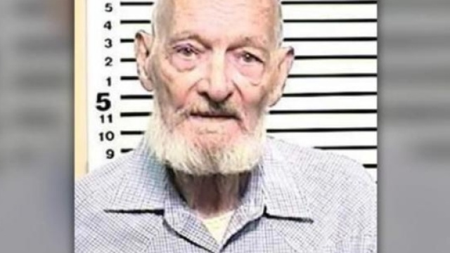 Charles Cecil Carrol dell'Idaho, negli Usa, a 85 anni ha subito 2 processi per aver molestato una bambina di 4 anni.