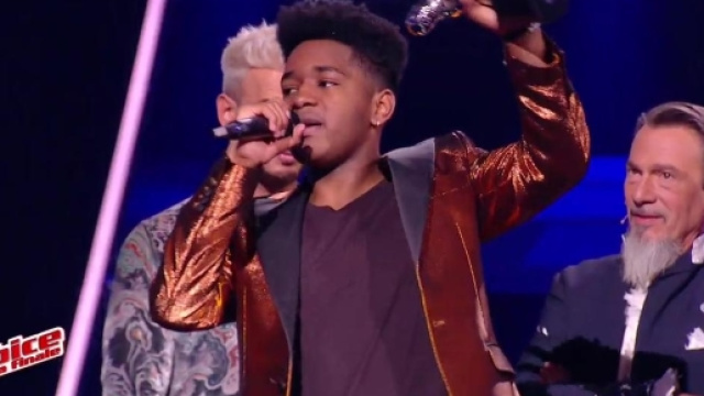 Lissandro Cuxi, trophée de The Voice en main