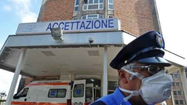 Napoli, presunto caso di meningite: liceale ricoverato al Cotugno