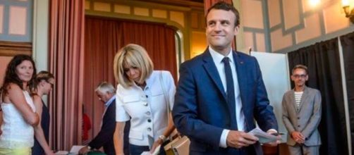 El Presidente francés Emmanuel Macron votando.