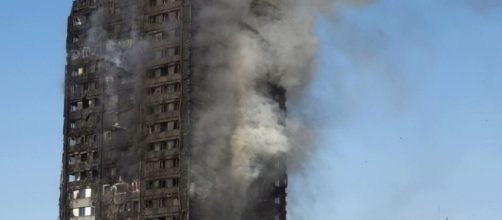 Londra, incendio in grattacielo di 24 piani. "Morti e almeno 50 ... - ilfattoquotidiano.it