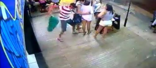 Un uomo entra in un bar a Rio de Janeiro armato di coltello e tenta di uccidere l'ex moglie. Poi viene linciato dalla folla.