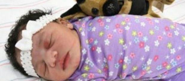 Bebê estava dentro de uma mochila Bebê estava dentro de uma mochila