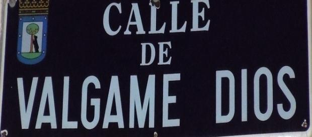 Calle madrileña de Válgame Dios, cuyo nombre deriva de una singular leyenda. Calle madrileña de Válgame Dios, cuyo nombre deriva de una singular leyenda.