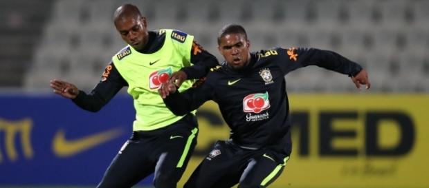 Douglas Costa em treino da seleção (Foto: Agência RBS) Douglas Costa em treino da seleção (Foto: Agência RBS)