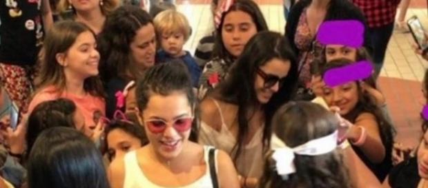 Emilly e Mayla com os fãs de Larissa Manoela Emilly e Mayla com os fãs de Larissa Manoela