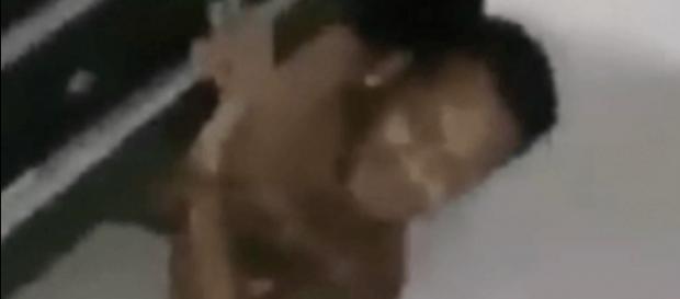Homem se escondeu debaixo da cama Homem se escondeu debaixo da cama