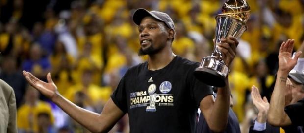 Los Warriors se hicieron con su segundo anillo de la NBA en tres años Los Warriors se hicieron con su segundo anillo de la NBA en tres años