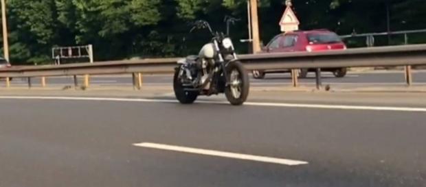Moto sem piloto circula por rodovia na França | Reprodução/Facebook(Le Parisien) Moto sem piloto circula por rodovia na França | Reprodução/Facebook(Le Parisien)