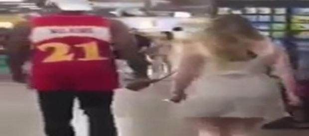 O rapaz segura uma coleira que está presa no corpo da mulher. (Foto/Youtube) O rapaz segura uma coleira que está presa no corpo da mulher. (Foto/Youtube)