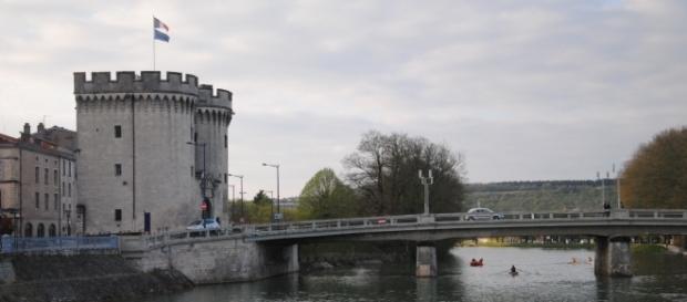 Un bon enjambe la Meuse, à Verdun. A gauche, la Porte Chaussée. Un bon enjambe la Meuse, à Verdun. A gauche, la Porte Chaussée.