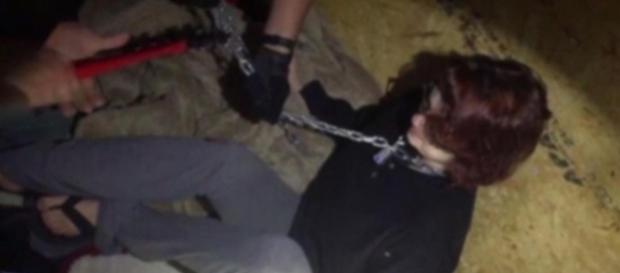 Vídeo mostra o momento em que Kala Brown é libertada de um contêiner onde estava presa Vídeo mostra o momento em que Kala Brown é libertada de um contêiner onde estava presa