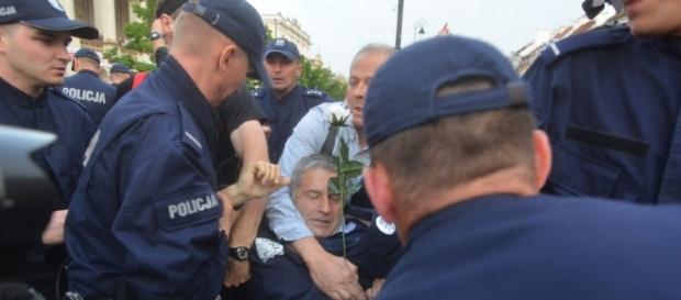 Władysław Frasyniuk tym razem szykanowany przez policję (fot. interia.pl) Władysław Frasyniuk tym razem szykanowany przez policję (fot. interia.pl)