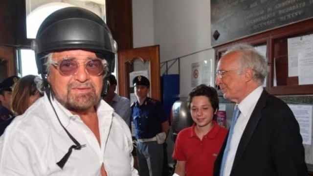 Beppe Grillo fotografato al seggio delle elezioni amministrative 2017 nella 'sua' Genova
