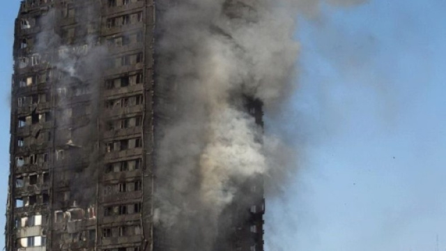 Londra, incendio in grattacielo di 24 piani. "Morti e almeno 50 ... - ilfattoquotidiano.it