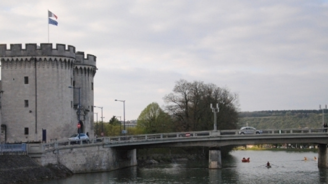 Un bon enjambe la Meuse, à Verdun. A gauche, la Porte Chaussée.