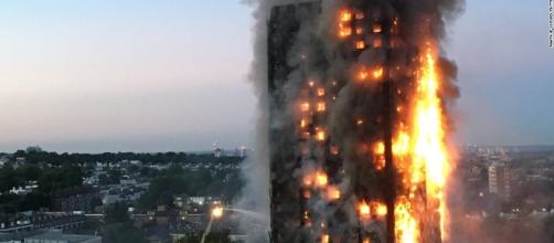 Incendio in un grattacielo a Londra provoca morti e feriti, bimbi lanciati dai balconi