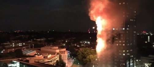 Londra, incendio nella Grenfell Tower: rischio crollo